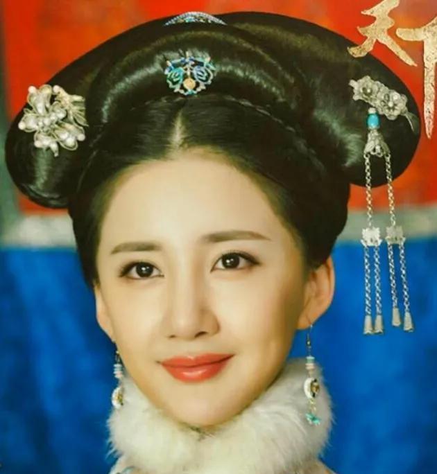 1620年，30岁大福晋阿巴亥躺在61岁的努尔哈赤身边，觉得索然无味。半夜，努尔