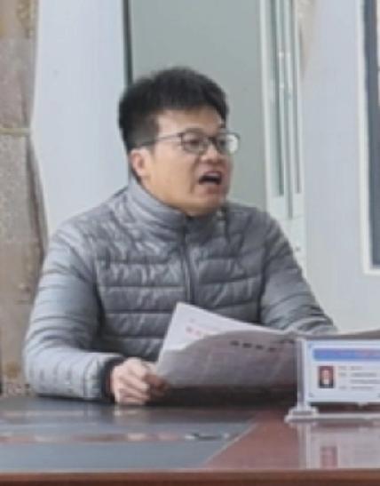 桂东大塘镇郭委员，路灯不亮威胁村民，目测30多岁，戴一副眼镜像上过学，可是气质作