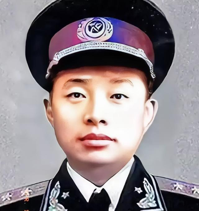 1955年的授衔台上，一张年轻稚嫩的面庞，却肩扛中将军衔，着实令人惊叹，不禁让人