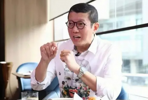 63岁香港男星杨英伟举家移民奥地利，从收租到转行导游