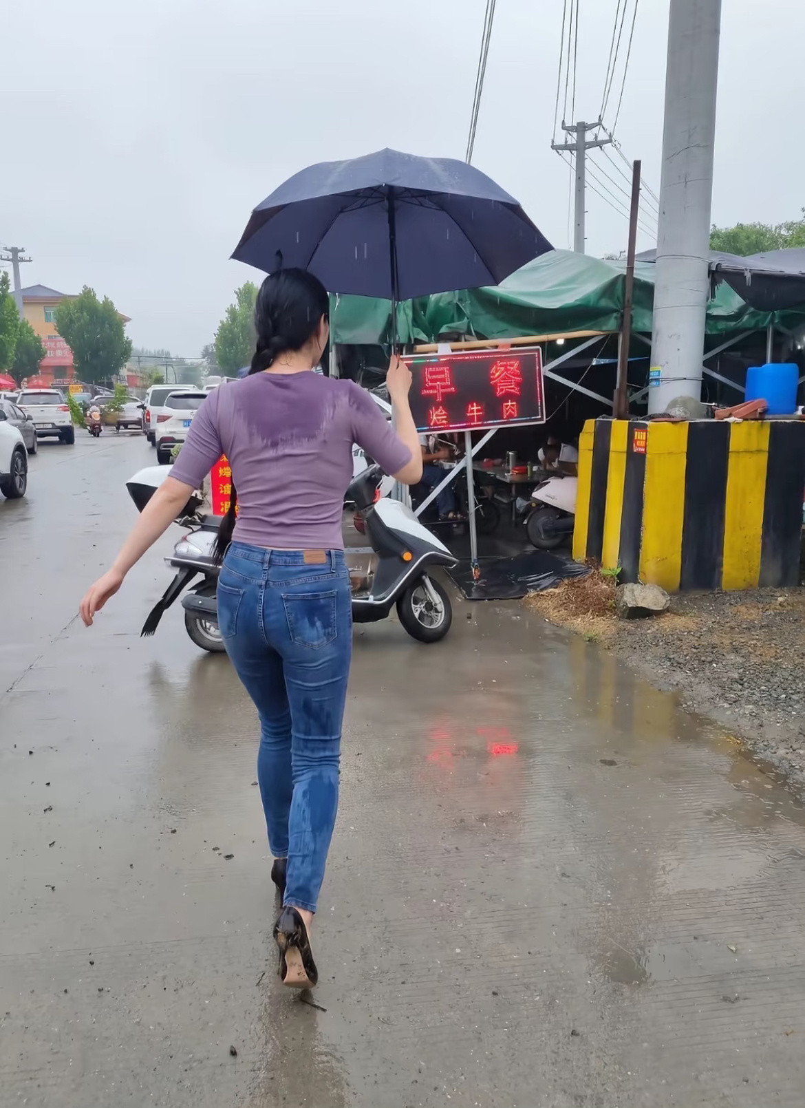 一场秋雨一场寒，出门的时候还好好的，遇上秋雨降温，这下回不去了。天气骤然转凉，早