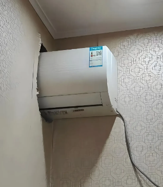 江苏，一名女子在外打工租了一间房，可当她入住以后，却发现房间里的空调居然是和隔壁