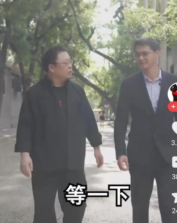 你们有没有看过，罗永浩和罗翔老师拍过一个段子。他俩走在一起走在路上，一个女生从