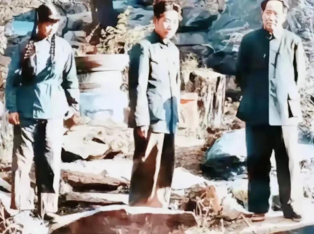 看到这张毛主席、刘思齐和毛岸英在一起的照片，岁月的温情瞬间涌上心头。照片里，他们