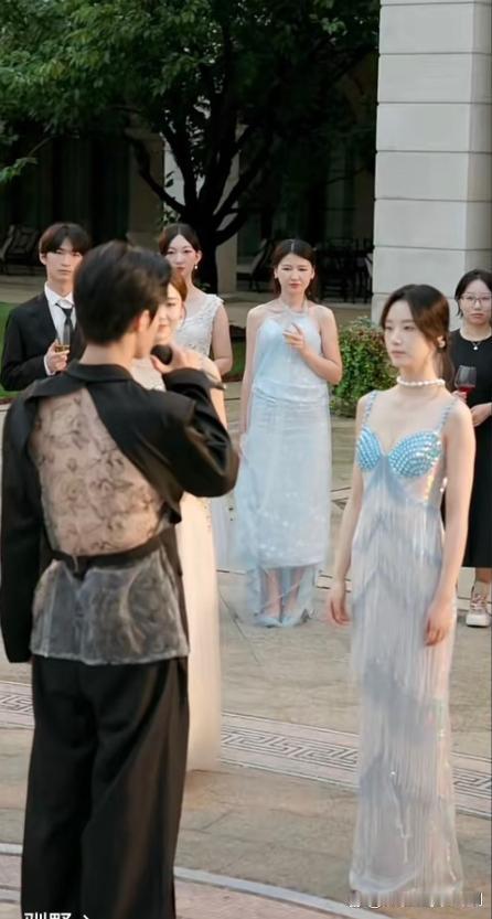 短国剧情基础，演员衣服就不基础​​​