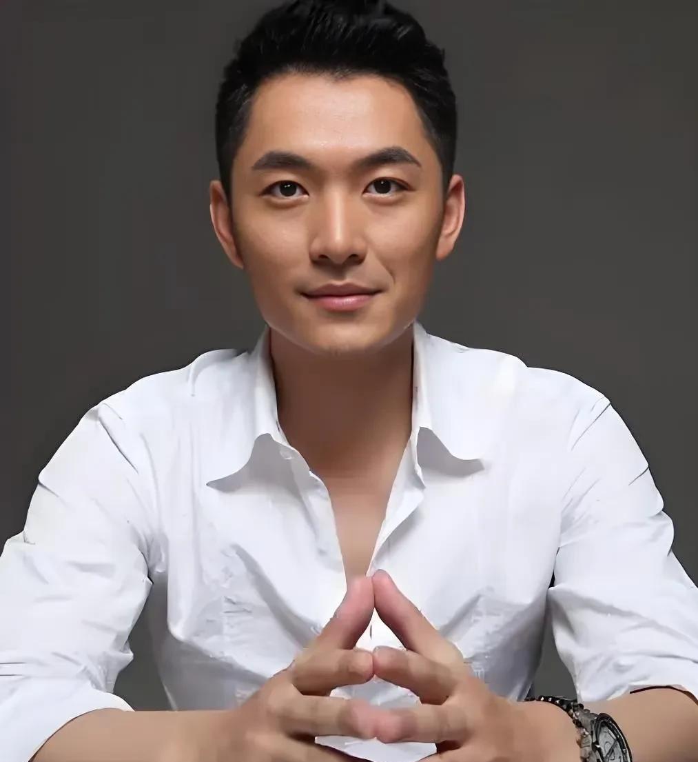 以前总以为演员随便拍部戏就赚得盆满钵满，直到看了朱泳腾说的话，才知道这行有多“卷