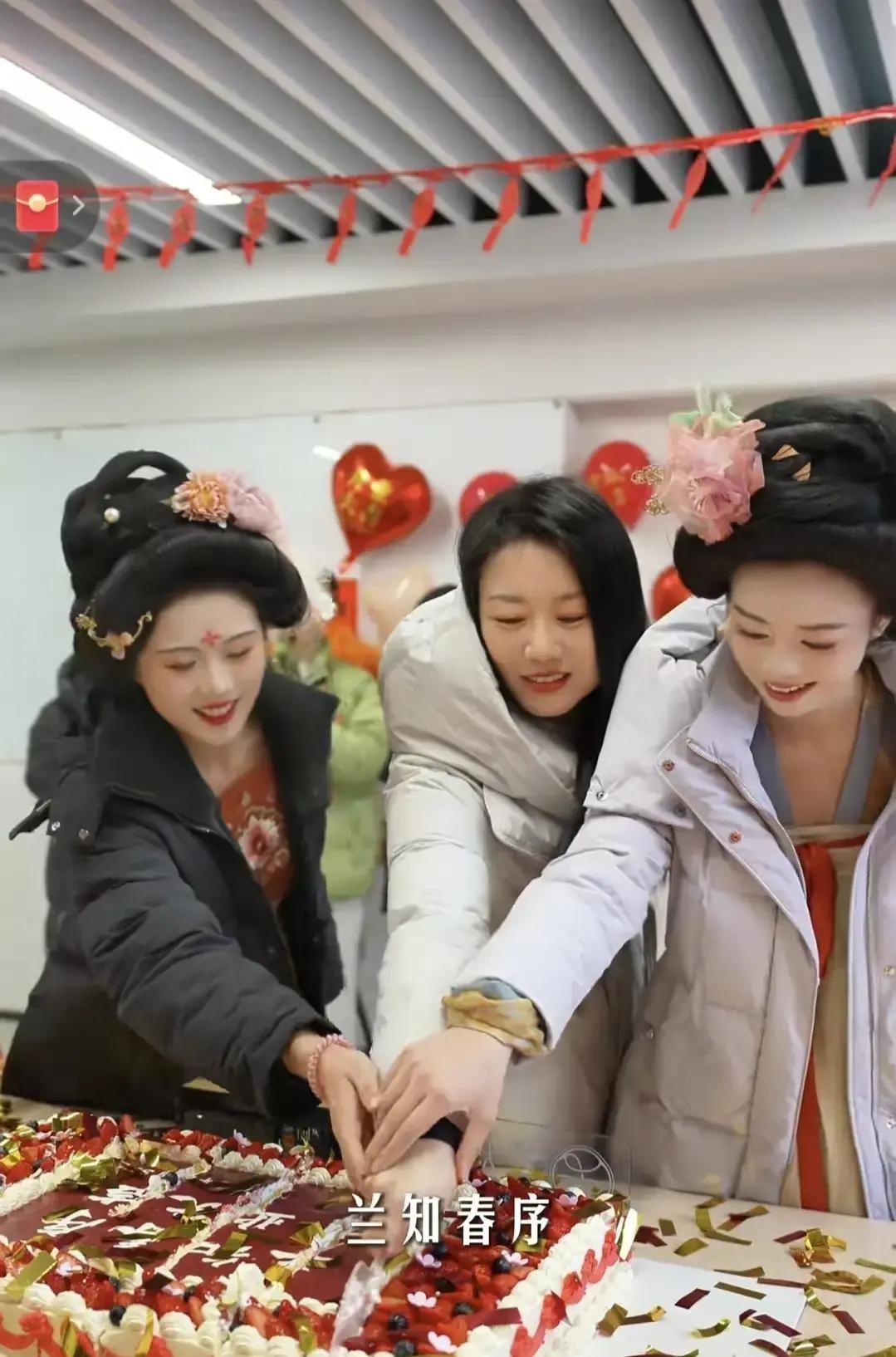 董宇辉4月5日把直播间搬到西安新工区，剪彩一结束就开播，在线一下冲到三十万。门口