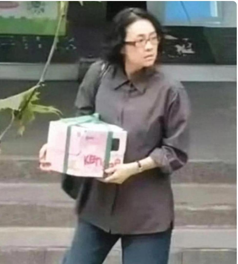这路人居然是章子怡！增重20斤素颜拍新片，街头抱纸箱没人认得出娱乐明星