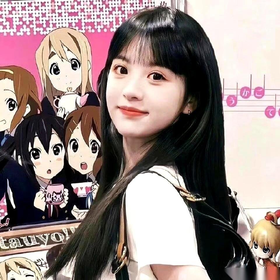 张凌赫跟田曦薇第一次搭伙拍戏，采访话筒刚递到嘴边，他就直接撂了句大实话：“她在剧