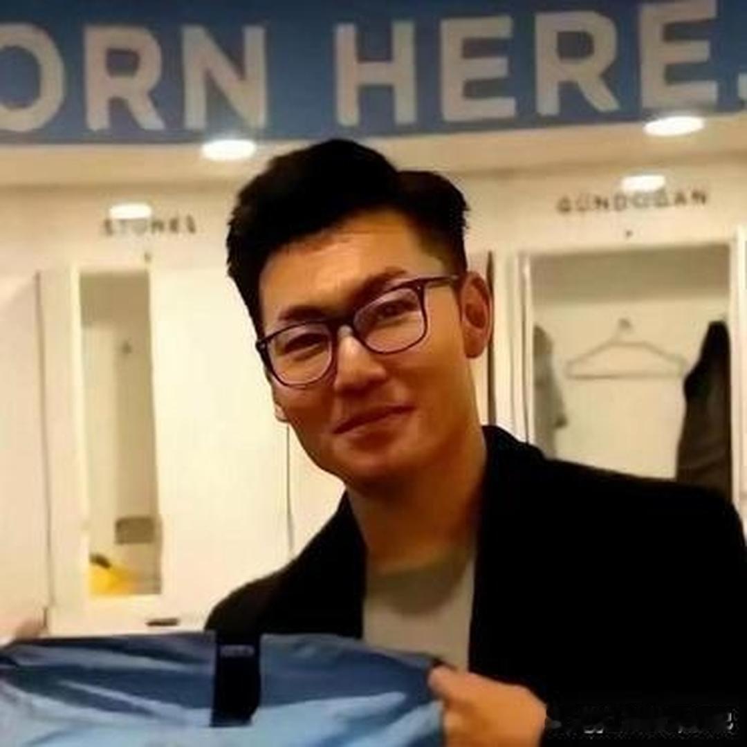 千万别吃惊，这就是圈层精英为子女筹谋的精心安排。白岩松的儿子白清扬，本科就读伦敦国王学院，主修蒙古史