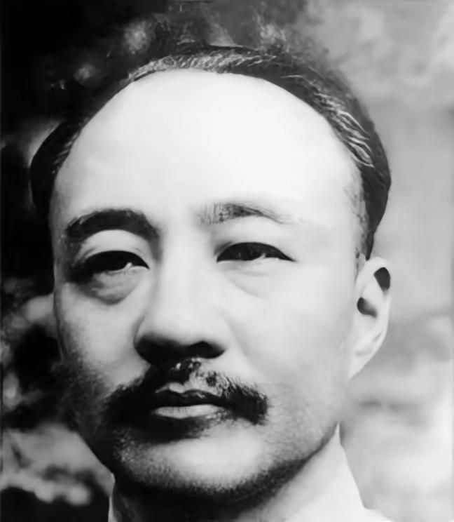 民国初年，李烈钧看上了好兄弟龚永的夫人华世琦。一天，李烈钧给了龚夫人2万大洋，说