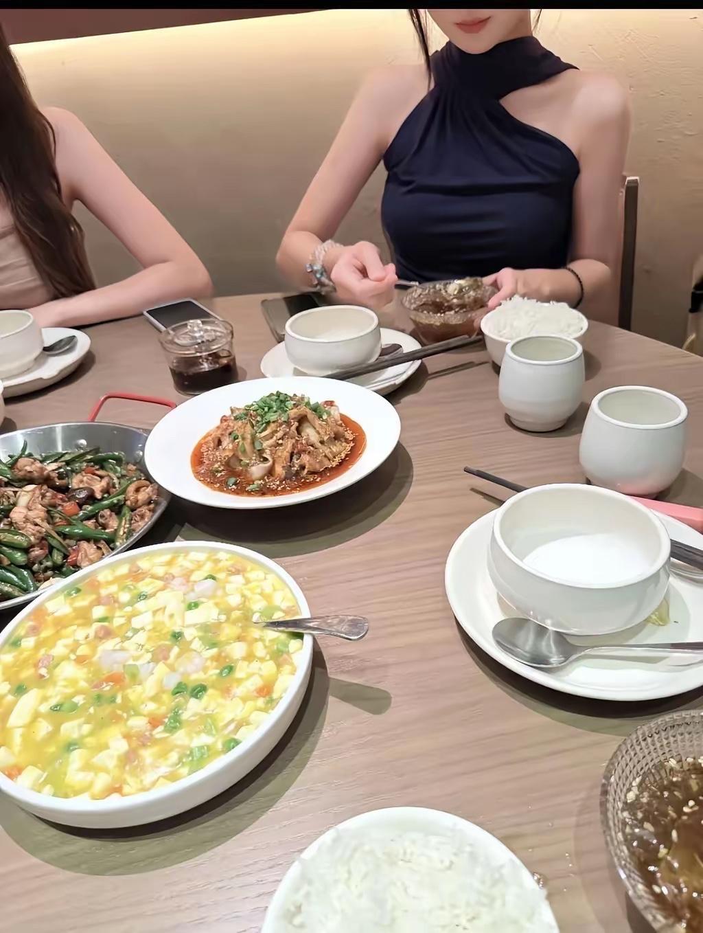 跟她俩吃饭，你会愿意买单吗