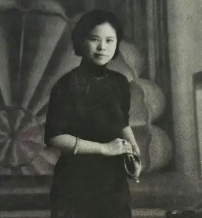 他们扒下她的裤子，把一管粗大的针头，扎进了她的大腿，就这么，当着一群人的面。这之