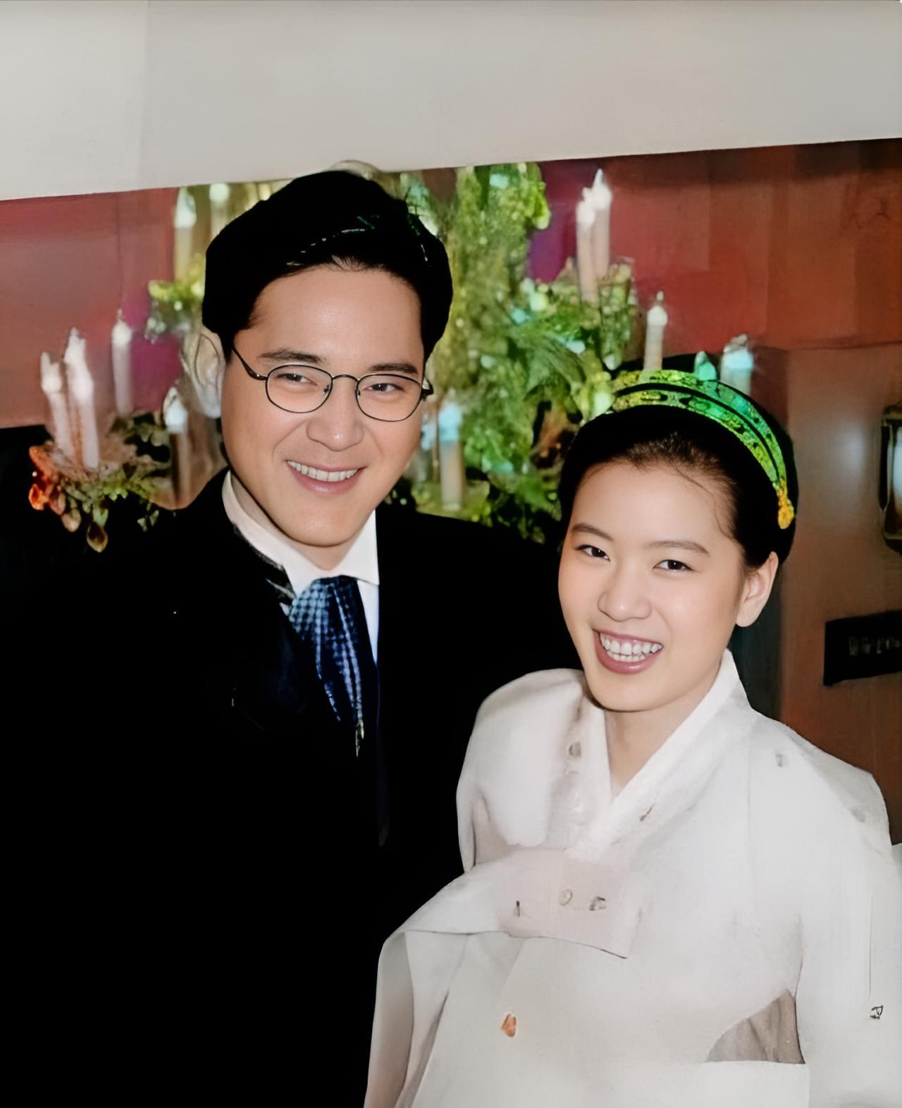 这是韩国两大财阀公子哥与千金小姐的婚礼上。婚礼上的公子哥是当时三星集团会长李健熙