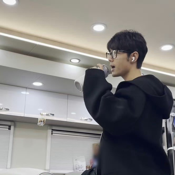 找到藏比大人的清晰表情包啦，这就贴水杯上