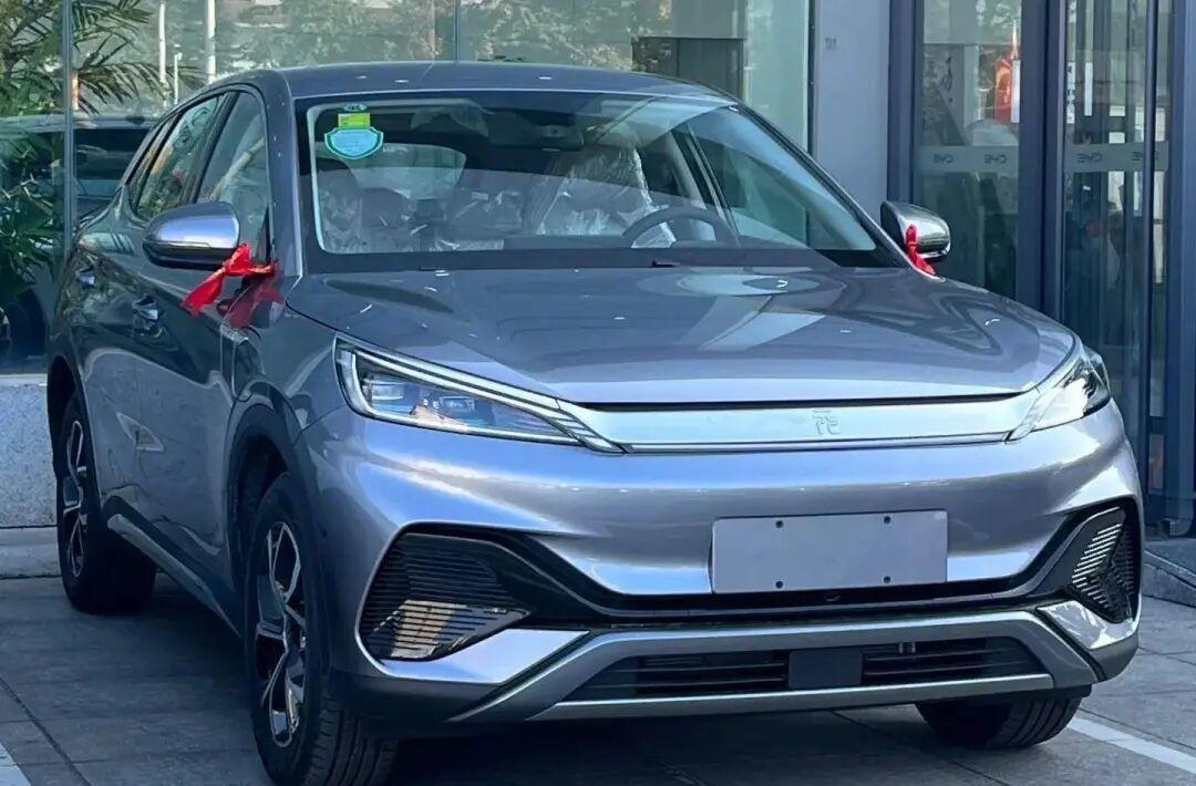 昨天陪朋友去丰田4S店看凯美瑞，销售追着我们加了三遍微信。出门左转进了比亚迪，人