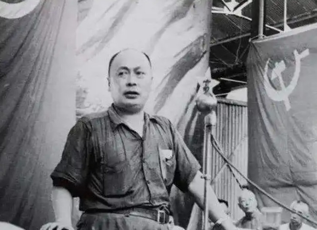 1971年12月，陈毅病重，周总理前去看望。看到周总理后，陈毅赶紧起身说：“总理