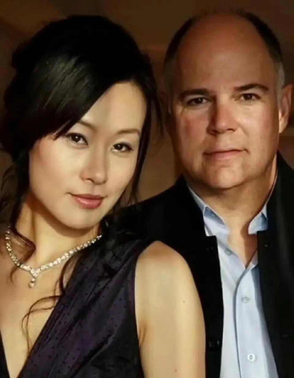 邬君梅丈夫奥斯卡病逝，深情陪伴30年据知名演员邬君梅近日透露，其丈夫奥斯卡（O