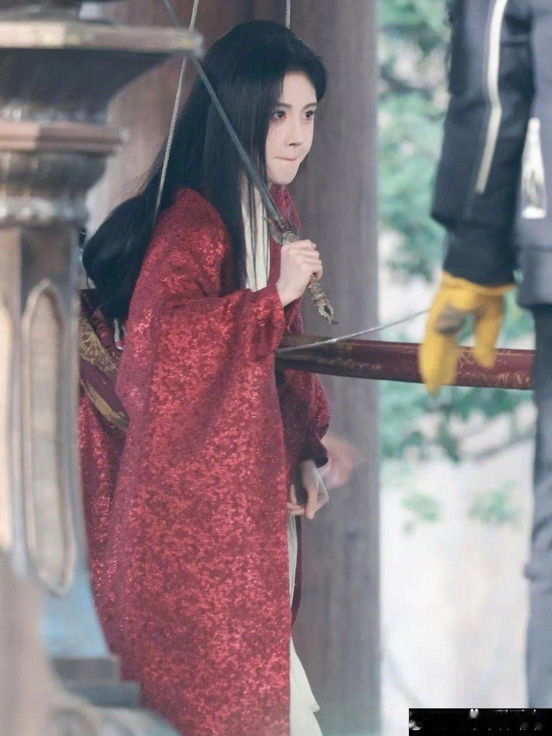 鞠婧祎这造型看着有点傻乎乎的呀，不太聪明的感觉呢​​​