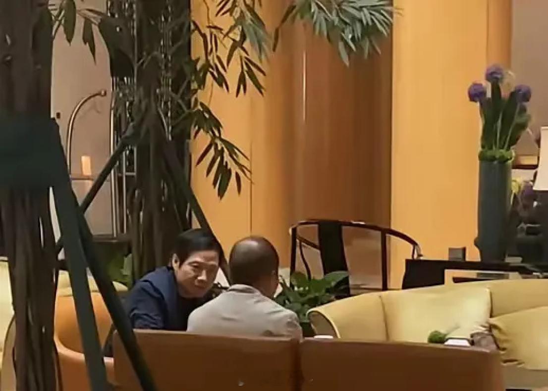 好家伙，网传雷总跟HW一号人物在谈事，这次是谈合作还是挖人不清楚，原视频可以明显