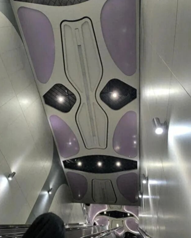 成都地铁一站点灯具形似人脸引乘客不适? 建设方: 将关闭部分照明灯