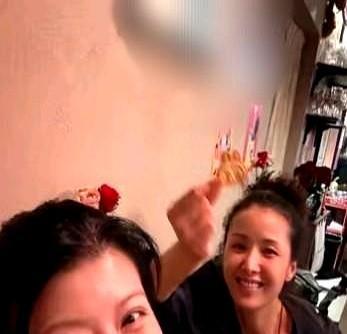 那晚的胡同里，四个人蹲在路边吃炒肝，没化妆，没摆拍，笑得像刚下课的学生。狗仔拍