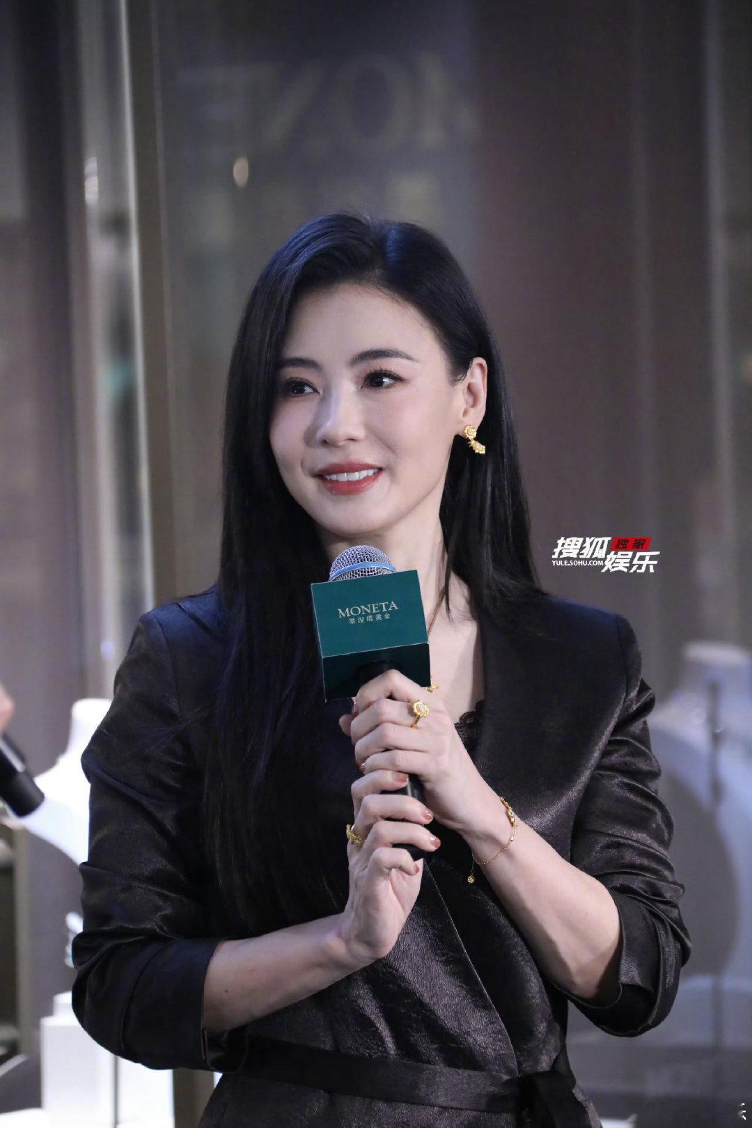 张柏芝黑长直中式风张柏芝太适配黑长直中式风格了！墨色长发温柔垂落，素雅的中式设计