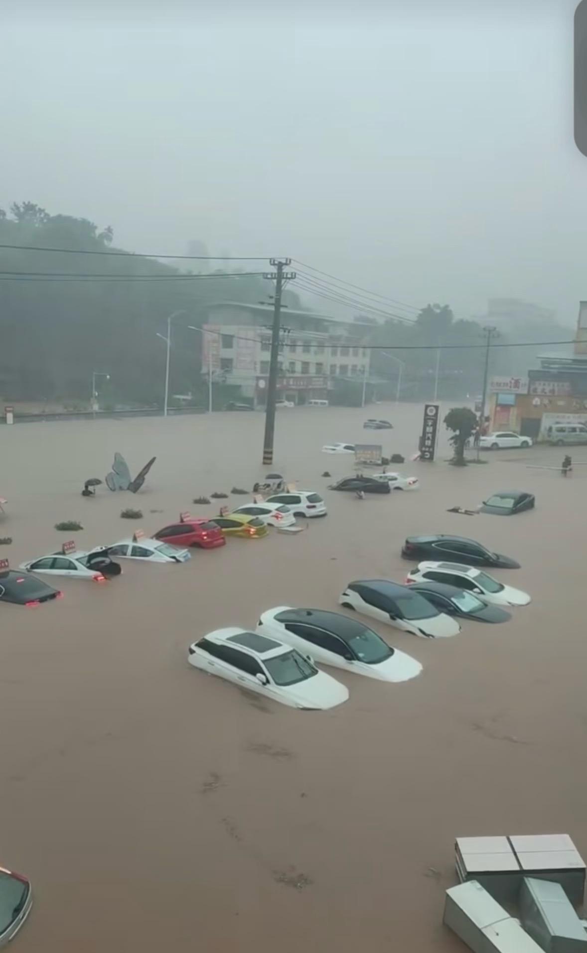 一觉醒来，合川竟被淹了！6月6日夜间至7日，合川遭遇强降雨，雨势猛、强度大。城区