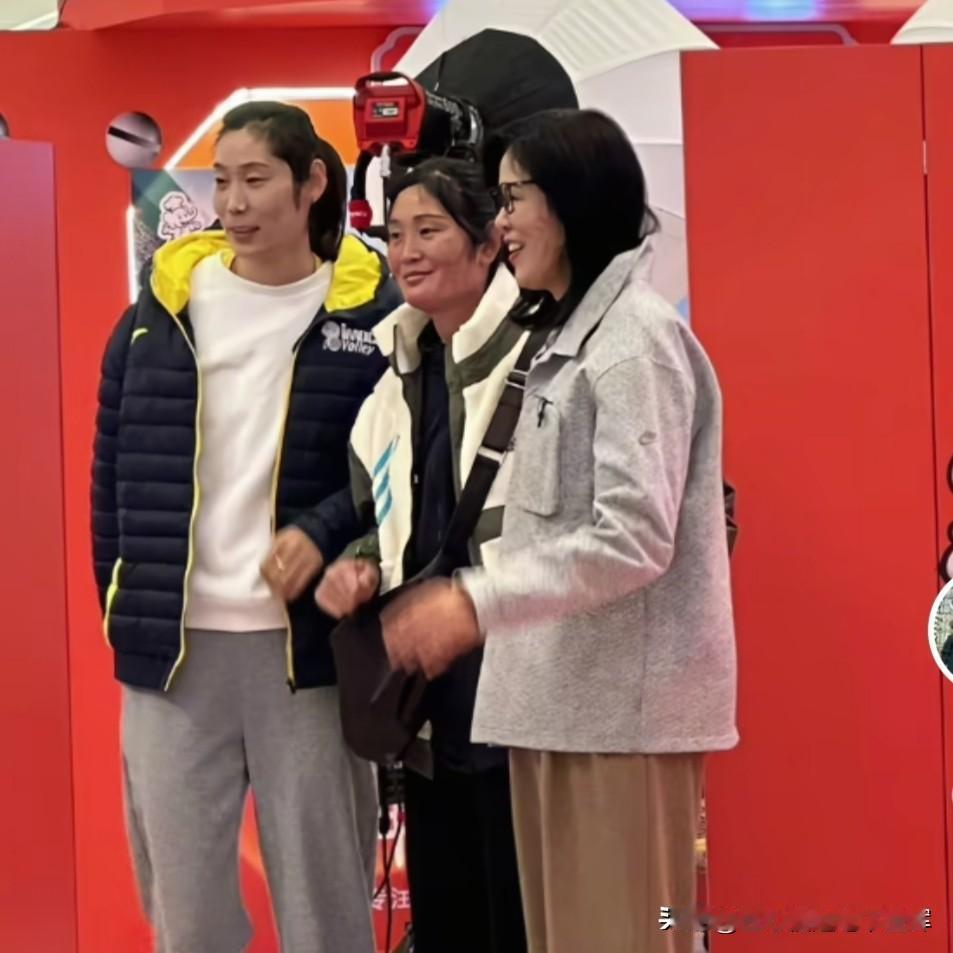 朱婷大姐朱娟英，身高1.87米，为人低调。早年家境贫困，她早早辍学打工挣钱为弟