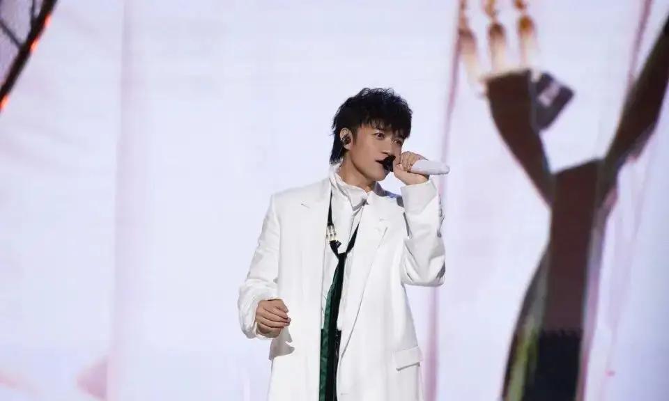 57岁妈妈再产子，港圈炸了古巨基晒二胎小脚丫，57岁的陈韵晴又当妈。港媒翻