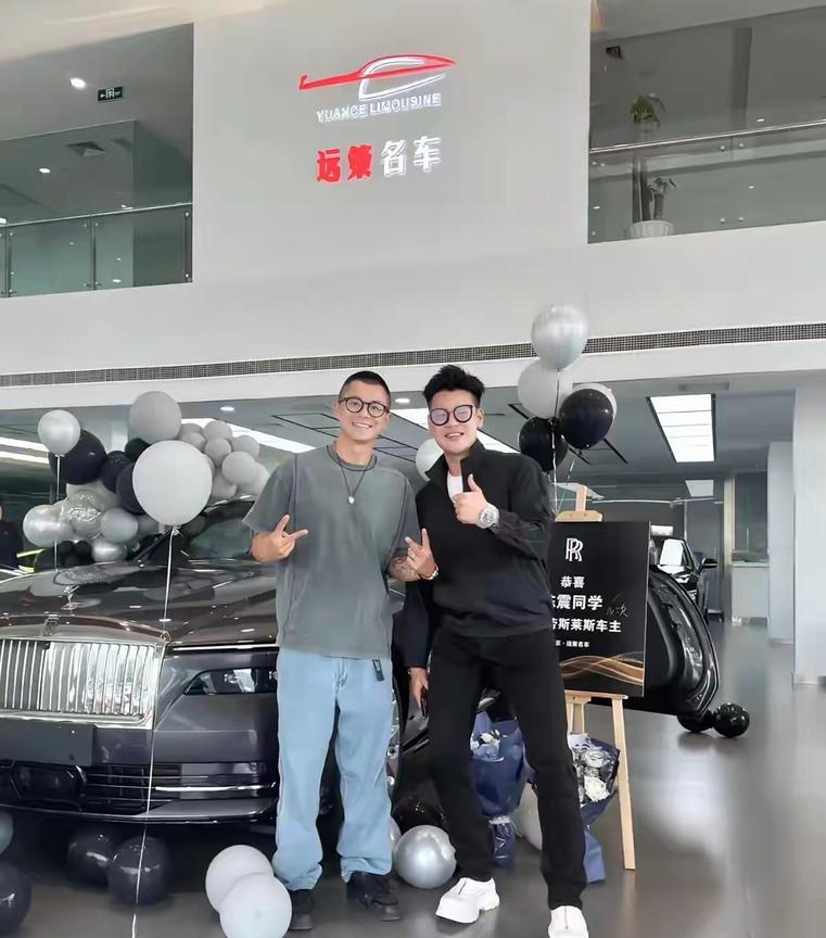 怪不得陈震这么容易挨骂呢！当面一套背后一套！网友表示：这个人每天不是出差