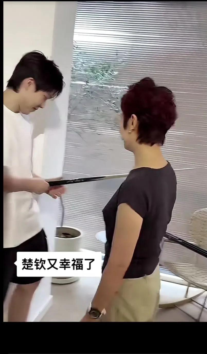奥沙利文亲签耶～哥又幸福了呢，楚饮，看见球杆高兴乐的开心，给他高兴的，笑的合