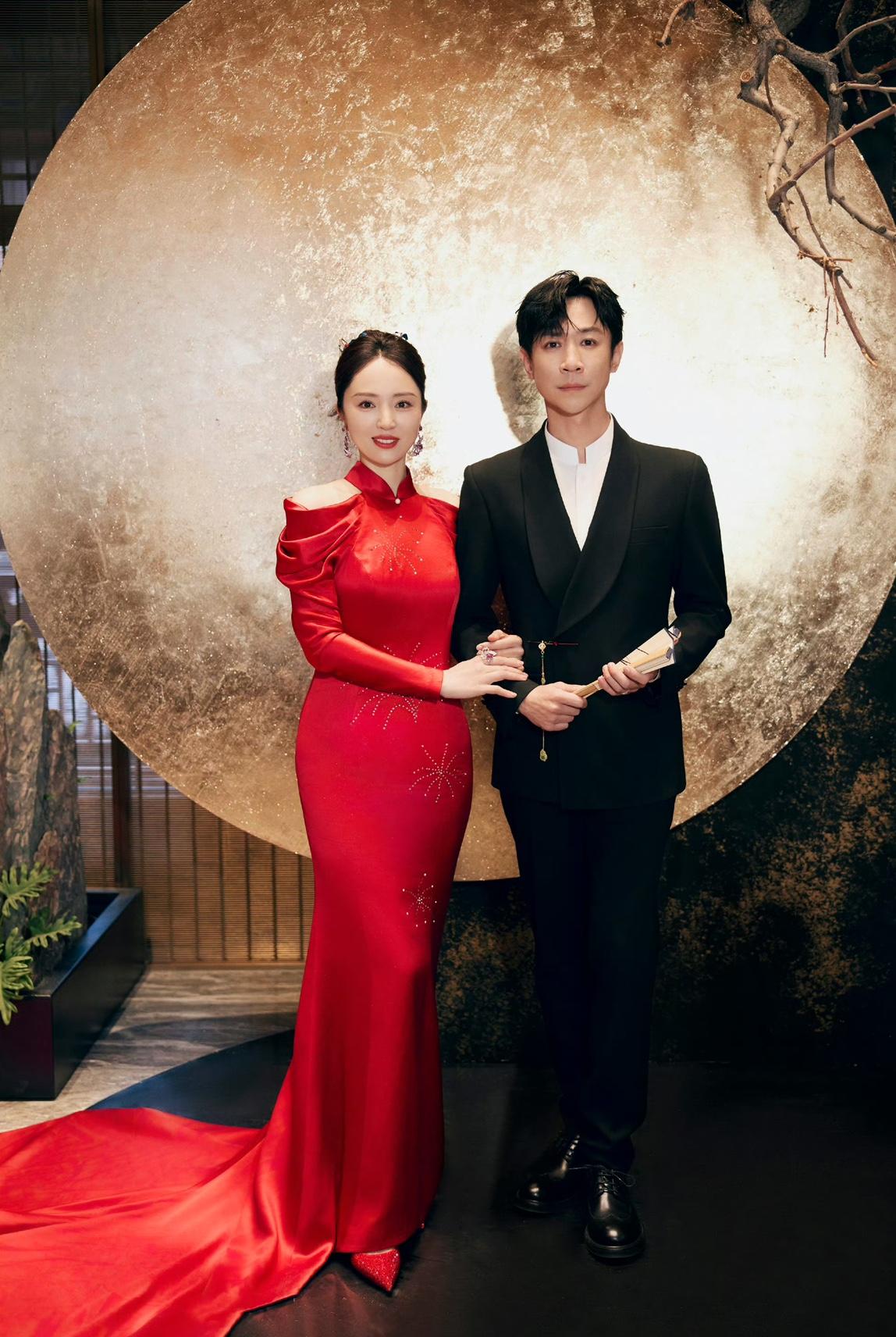 董璇张唯伊婚纱照来了！我璇姐当真美到失语，谁能看出也是45岁的人了。《姐姐当家