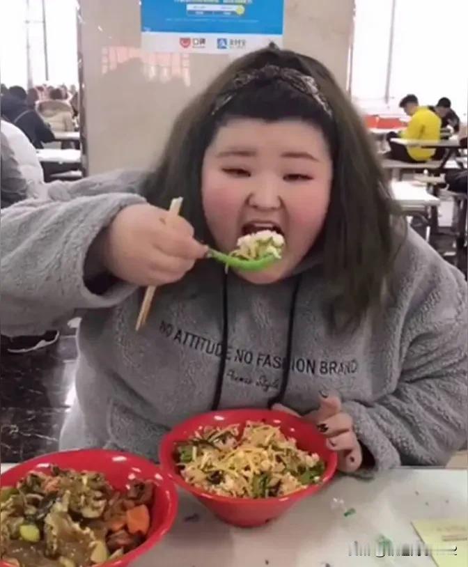 我有个亲戚，家里养了个胖姑娘，小名叫胖墩。她刚出生就有8斤重，母亲奶水充足，她从