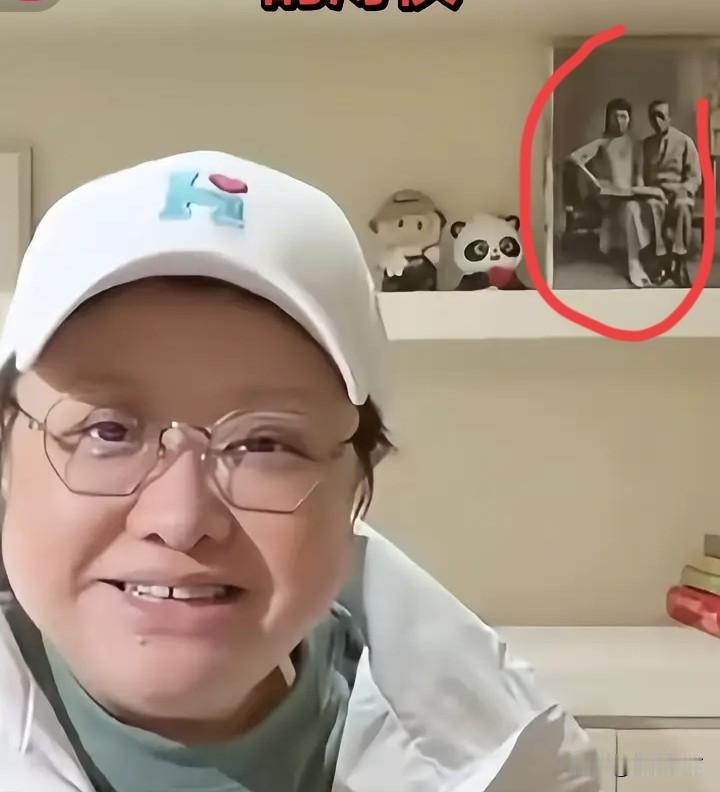 韩红真是糊涂啊！家里是什么都能摆的吗？摆个毛主席画像那是对的，摆溥仪的照片算个