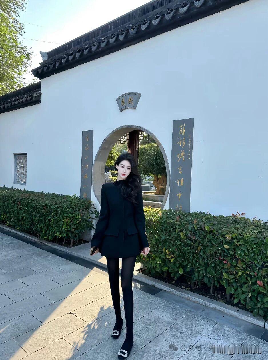 黑袜子搭配什么鞋好看