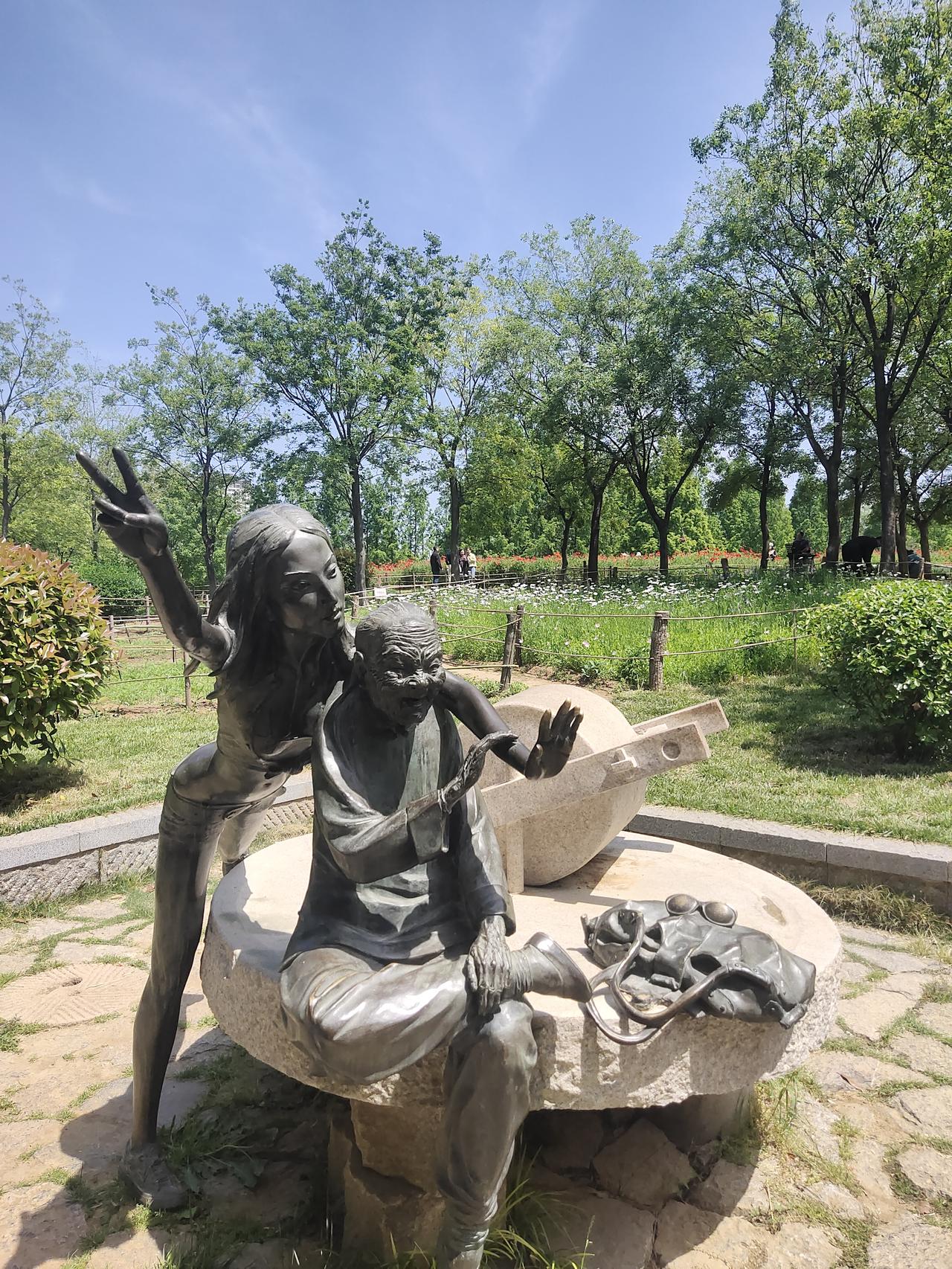 济南森林公园真的是宝藏游玩地！我常去那儿，一到公园门口，就能看到大片绿植，瞬间让