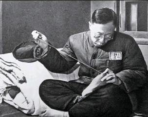 1950年，正在接受改造的溥仪听说中国要出兵援助朝鲜，突然找到看守，撕开自己的棉