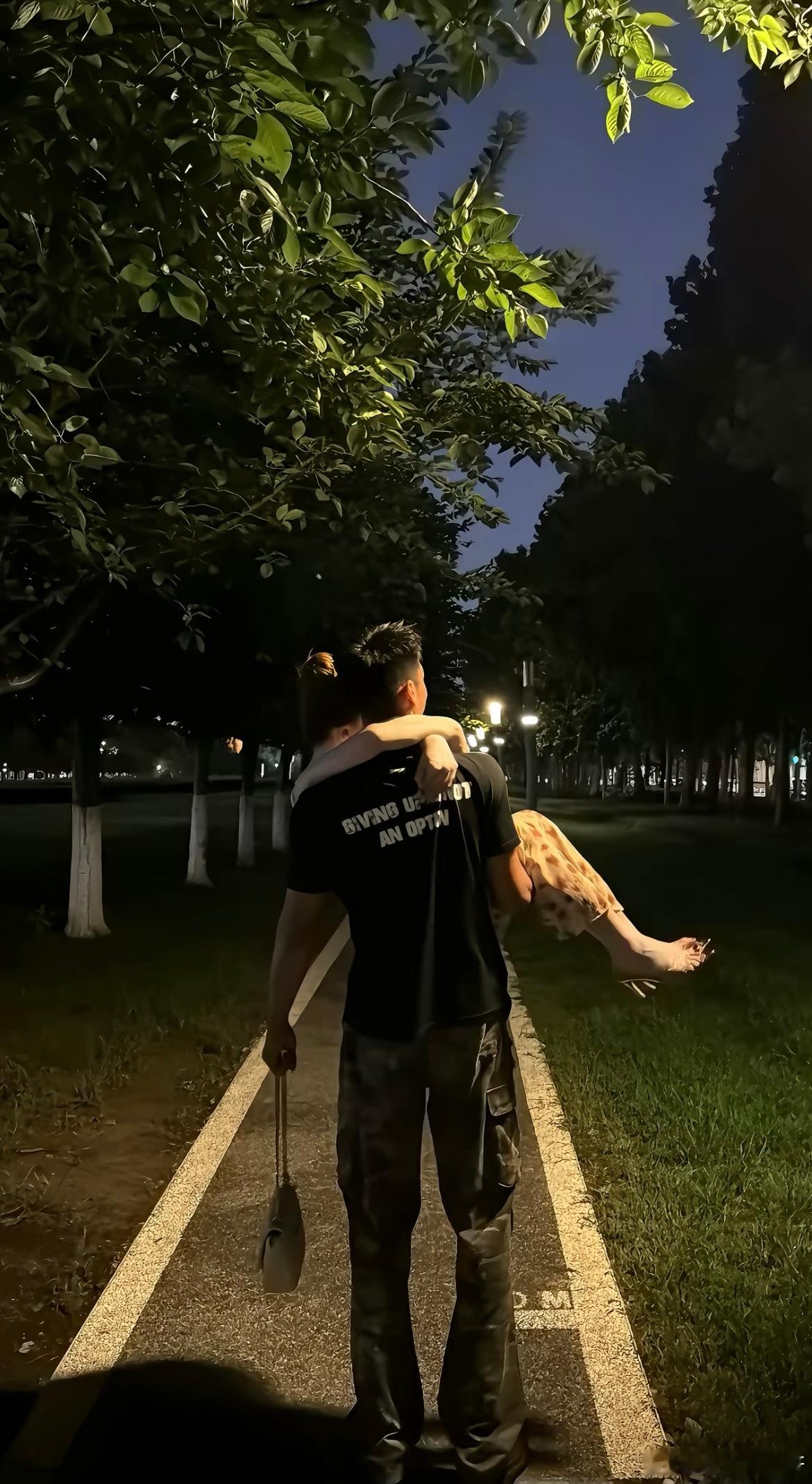 我想陪在你周围跟你爱到一百岁​​​