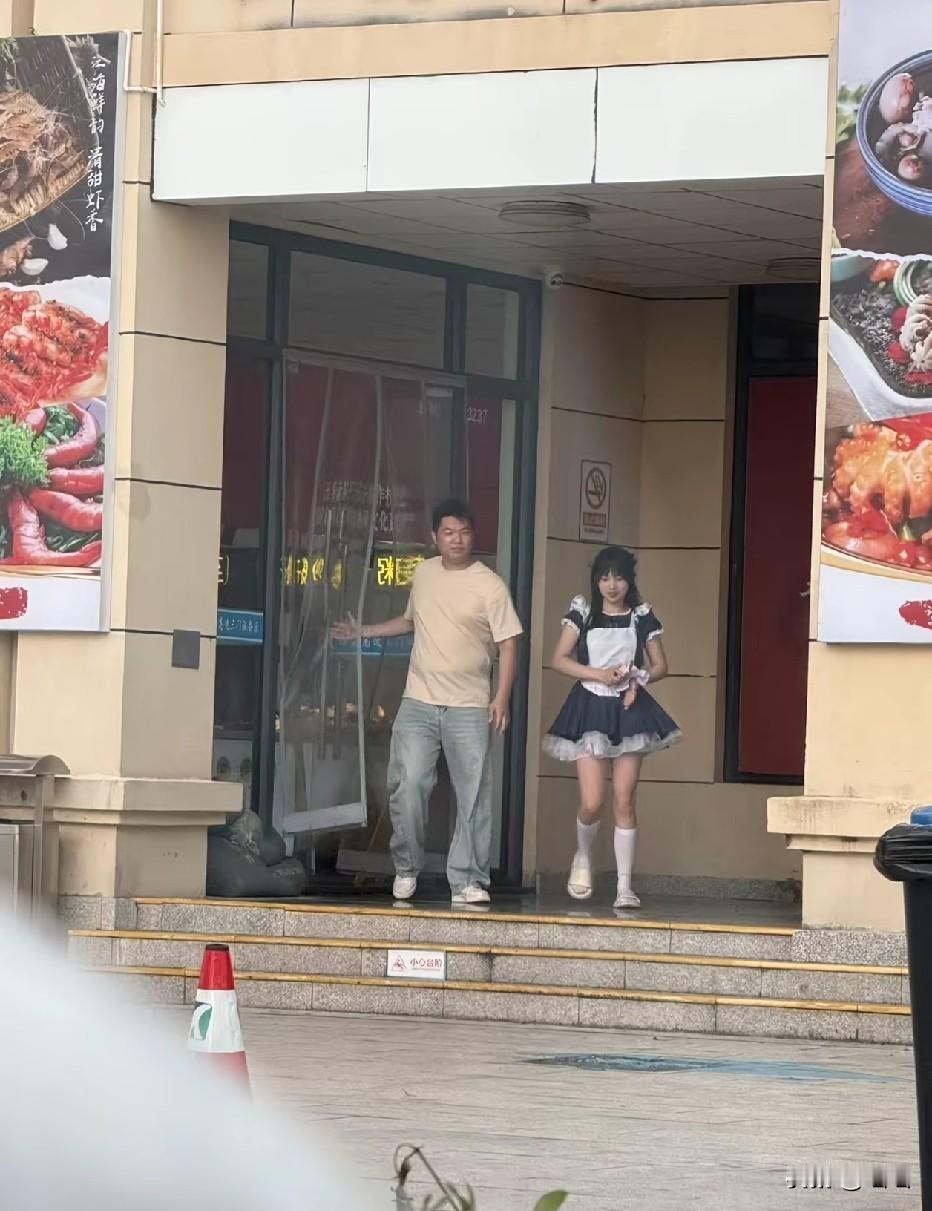 现在的漂亮女孩找的对象都不是帅哥，证明现在的女孩三观还是挺正的。