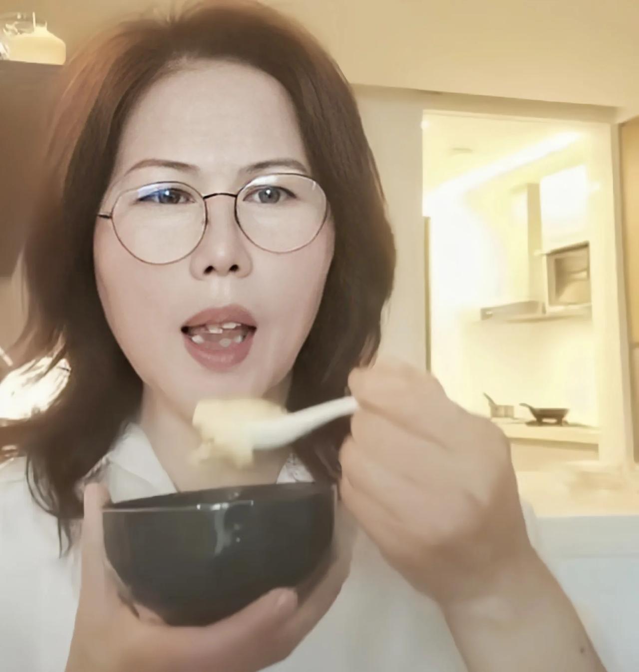 汪小菲家里的保姆不小心说漏嘴，箖箖和玥儿衣食住行都是她在照顾小杨阿姨说起在