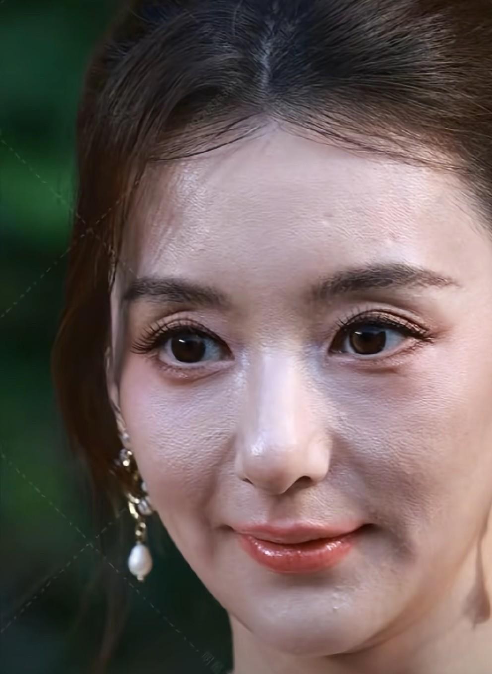 方媛生完孩子后，镜头里那张脸明显熬出了疲态，笑得标准却没神。郭富城看起来挺满意，带出去不丢面，回家能