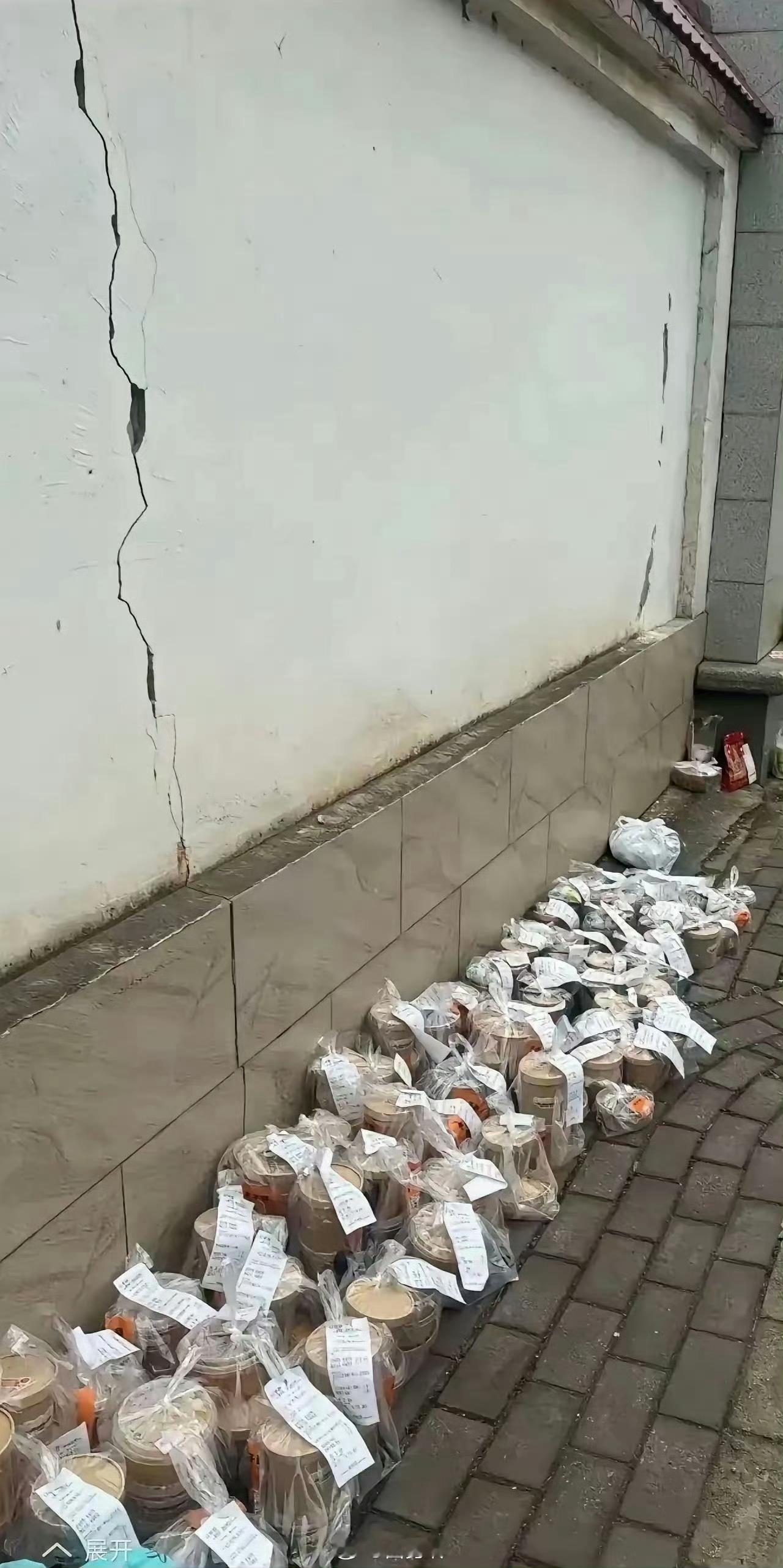 学校门口一角，现在的学生都怎么了？