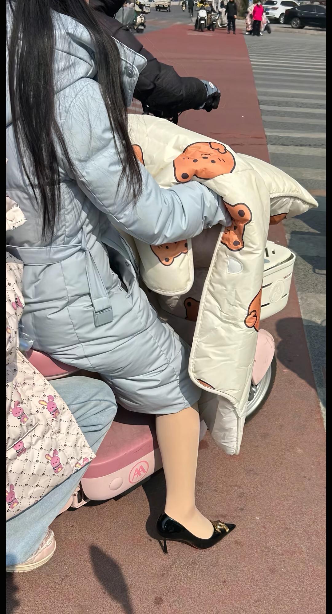 骑小电驴的美女