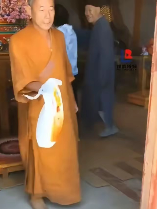 和尚不要大米等俗物，要的是拿钱来、跪下去。山西五台山的和尚又火