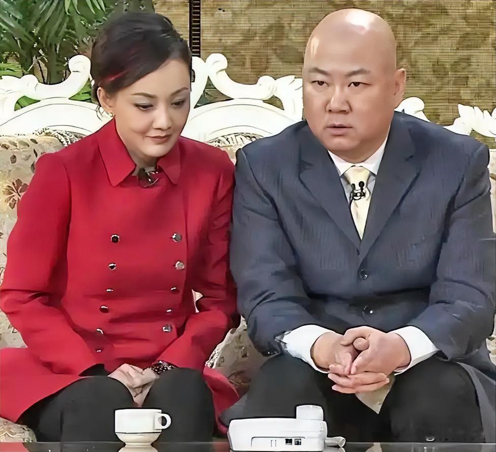 舞台上把“窝囊”演到极致，在台下把“自由”活到极致。有媒体曝光59岁小品演员