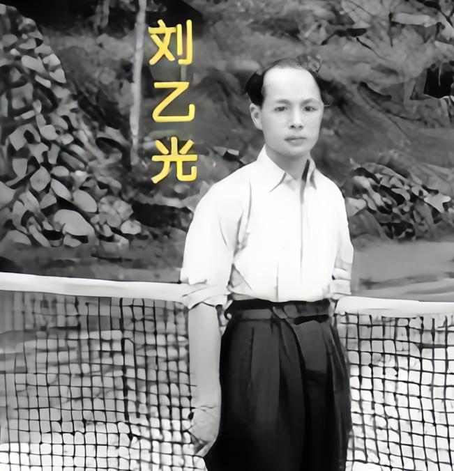 1982年台北某处灵堂，刘乙光病逝，前来吊唁的人寥寥，但意外的是，张学良和赵四