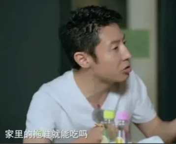 有一天，撒贝宁刚进家，就看到孩子爬在地上啃拖鞋。把撒贝宁吓得一下子冲过去，抢走了