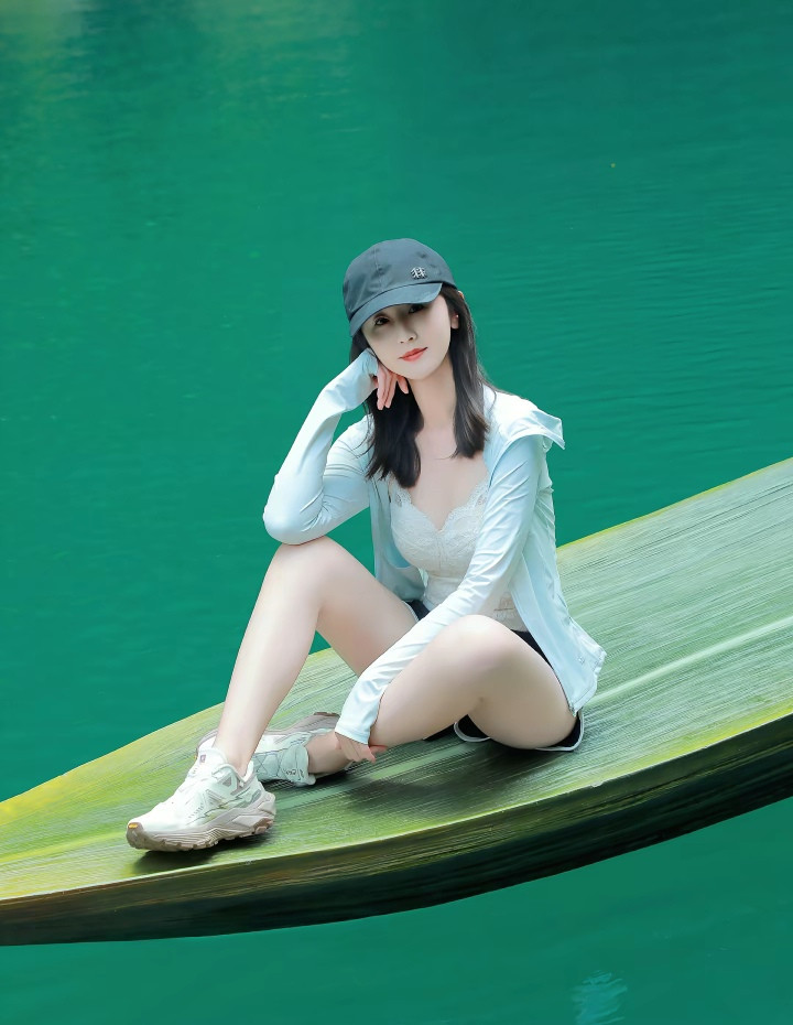 一叶轻舟水上浮，深山秘境翡翠湖