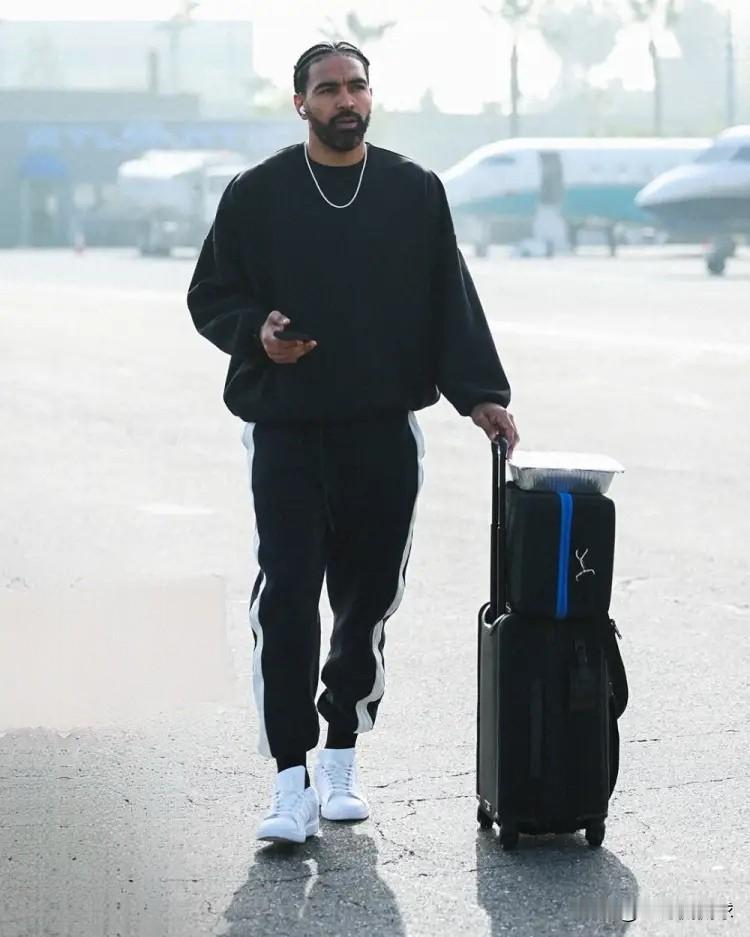 我强烈建议湖人主帅雷迪克弃用文森特！在今天湖人主场以117：135惨败于黄蜂的比